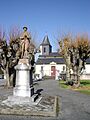 Monument aux morts et église Saint-Jean-Baptiste de Lourenties