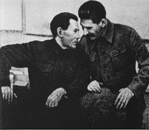 Archivo:Nikolai Yezhov conferring with Stalin19371220