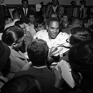 Archivo:O.J. Simpson talking to reporters, 1967