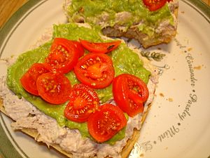 Archivo:Open faced tuna sandwich with cherry tomato and guacamole spread