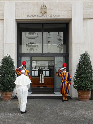 Archivo:Papa Francesco entra nella Domus Sanctae Marthae
