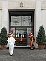 Papa Francesco entra nella Domus Sanctae Marthae