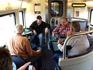 Archivo:Passengers in Amtrak lounge car of San Joaquin (train) 2014