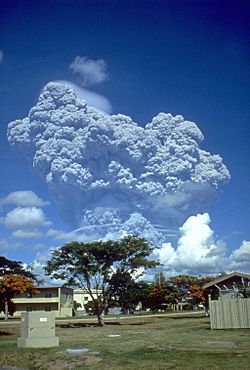 Archivo:Pinatubo Ausbruch 1991
