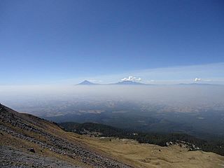 Popocatépetl e Iztaccíhuatl desde volcán Malintzin..jpg