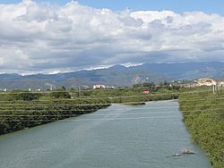 Río Portugués (izq.) alimenta al Río Bucaná (der.), tomada mirando al norte desde la Carr. PR-52, Bo. Bucaná, Ponce, PR (DSC05627).jpg