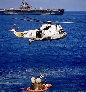 Archivo:SH-3 Sea King of HC-1 recovers Apollo 17 astronauts off USS Ticonderoga (CVS-14), 19 December 1972 (Ap17-S72-55974)