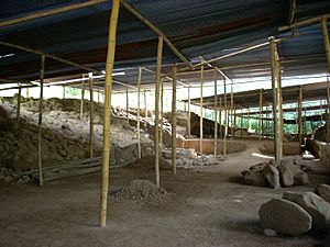 Archivo:TakalikAbajBallcourt