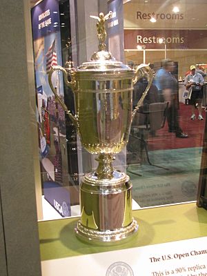 Archivo:US Open Trophy at the 2008 PGA Golf Show