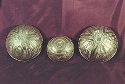 Archivo:Vasijas de oro del tesoro