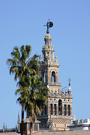 Archivo:View of top section of the Giralda - Seville