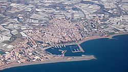 Archivo:Vista aérea de Adra, en Almería (España)