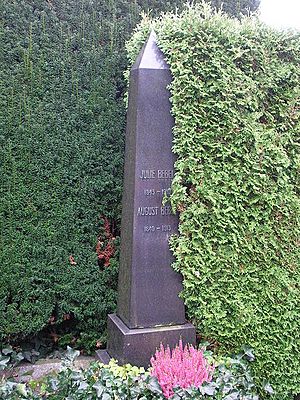 Archivo:Zürich Friedhof Sihlfeld Bebel 2