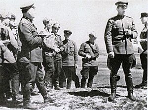 Archivo:Генерал К.В.Свиридов з офіцерами штабу корпусу, березень 1944 р.