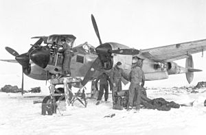 Archivo:1944 P-38 en mantenimiento
