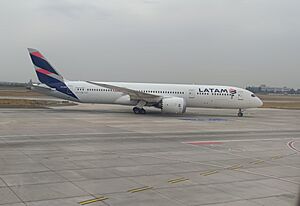 Archivo:787-9 Dreamliner, Boeing. LAN Airlines. Aeropuerto Internacional de Santiago. Chile