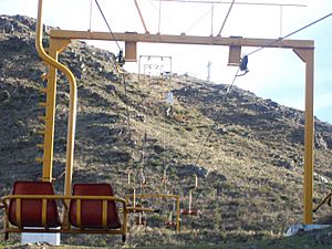 Archivo:Aerosilla del Cerro Pan de Azúcar en Cosquín