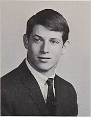 Archivo:Al Gore in 1965 Albanian
