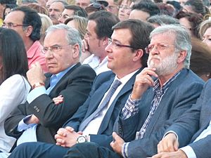 Archivo:Alfonso Guerra, Juan Carlos Rodríguez Ibarra y Guillermo Fernández Vara en un acto público del PSOE en Badajoz