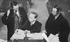 Archivo:Attorneys Bergold and Aschenauer with Prosecutor Ferencz at the Einsatzgruppen Trial