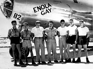 Archivo:B-29 Enola Gay w Crews