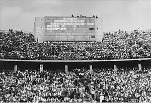 Archivo:Bundesarchiv Bild 183-2004-1001-503, Berlin, Zuschauer beim Fußball-Endspiel