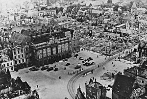 Archivo:Bundesarchiv Bild 183-H28029, Rostock, Marktplatz mit Rathaus