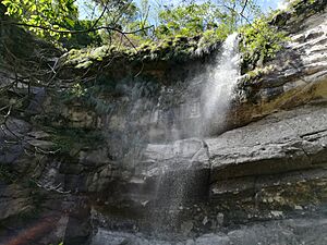 Archivo:Caida de Agua Macuñucú