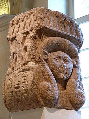 Archivo:Chapiteau décoré de la déesse Hathor