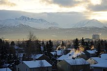 Archivo:Chugach mountains over Anchorage rooftops