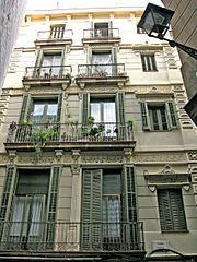 Archivo:Comtal 18 - Palau del Baró de Vilagaià i edificis adjacents