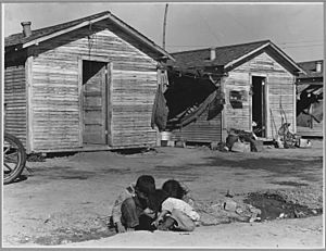 Archivo:Corcoran, San Joaquin Valley California. Company housing for Mexican cotton pickers on large ranch. - NARA - 521720