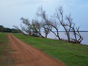 Archivo:Costanera de La Cruz, sobre el río Uruguay.