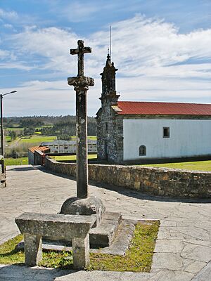 Archivo:Cruceiro e igrexa de Suevos, A Baña