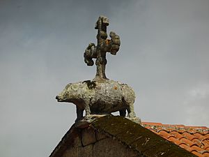 Archivo:Cruz y jabalí en la iglesia de San Francisco de Betanzos. Galicia, España