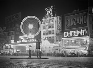 Archivo:De Moulin Rouge in Parijs bij avond, Bestanddeelnr 254-5695