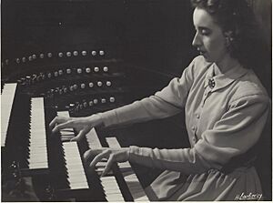 Archivo:Demessieux en 1946 en el órgano de St. Sulpice, Paris