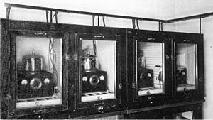 Archivo:Early NBS crystal oscillator frequency standards