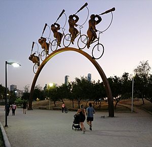 Archivo:Escultura "La búsqueda". Parque Bicentenario. Vitacura (comuna). Chile