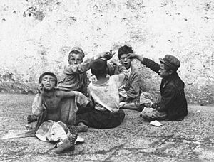 Archivo:Fratelli Alinari - Il giuoco della morra - Street children playing morra in Naples, Italy in 1890s