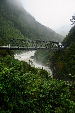 Archivo:Haast River - in full spate in the mountains