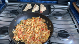 Huevos a la mexicana y quesadillas.png