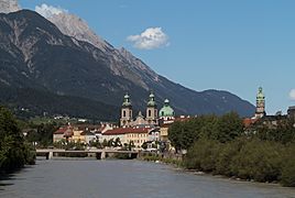 Innsbruck, der Inn vanaf de Universitätsbrücke met der Dom Sankt Jakob Dm64166 en der Stadtturm Dm64167 foto9 2017-07-30 16.22