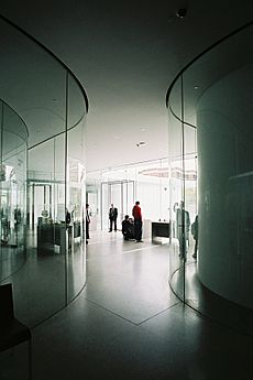 Archivo:Interior del Glass Pavilion