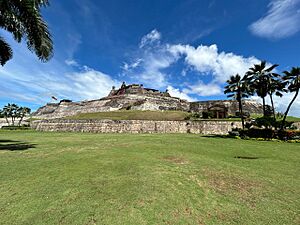 Archivo:Jardines exteriores castillo San Felipe Cartagena de Indias 2024-11-10