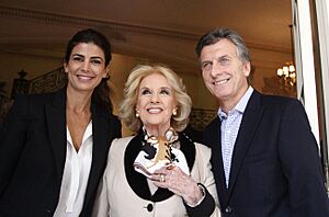 Archivo:Juliana Awada, Mirtha Legrand, and Mauricio Macri, June 2013