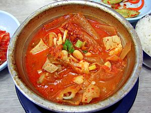 Archivo:Korean stew-Kimchi jjigae-05