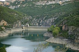 Archivo:Lleida - Río Noguera Pallaresa - Embalse de Camarasa (presa)