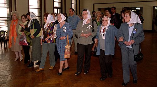 Archivo:Madres y Abuelas entrando a la ESMA en el acto de traspaso de la ESMA