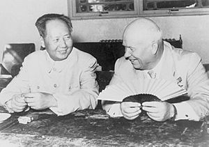 Archivo:Mao Tsé-toung, portrait en buste, assis, faisant face à Nikita Khrouchtchev, pendant la visite du chef russe 1958 à Pékin